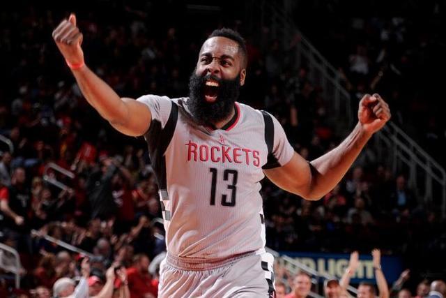 杨鸣愤怒冲进场内大骂裁判 连吃两T被驱逐出场